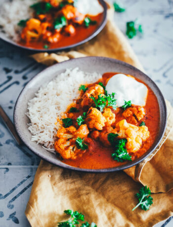 Rezept für Veggie Butter Chicken, meine vegetarische Abwandlung des indischen Klassikers „Butter Chicken“. Diese Variante ist ein würziges Blumenkohl-Curry mit einer cremigen Tomaten-Butter-Sauce, verfeinert mit Sahne. | moeyskitchen.com