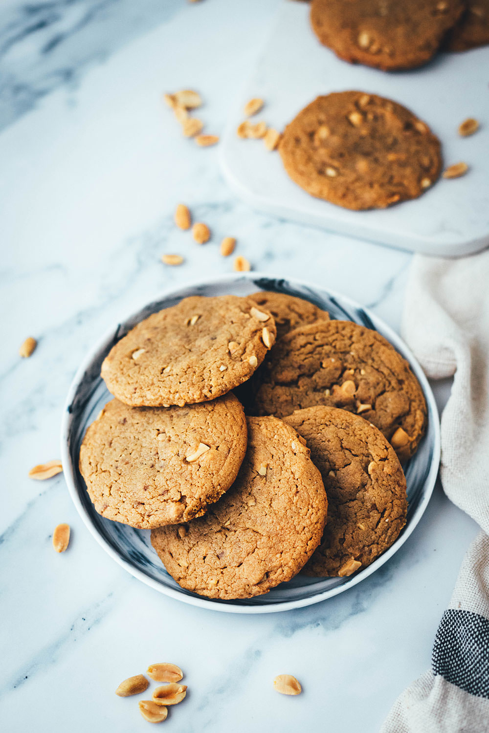 Rezept für weiche Erdnussbutter Kekse. Chewy Peanut Butter Cookies passen zu jeder Gelegenheit: egal ob als Plätzchen für den Keksteller in den Advent oder einfach leckere Kekse an einem grauen Herbsttag. Das Rezept ist wirklich kinderleicht und unglaublich lecker! | moeyskitchen.com