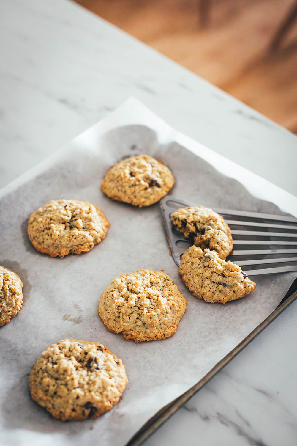 Hier verrate ich mein Rezept für die besten Haferflocken Cookies! In den USA kennt man vor allem Oatmeal Raisin Cookies. Ich backe meine Haferflocken-Kekse hier allerdings ohne Rosinen und stattdessen mit Schokostückchen. Das Ergebnis sind wunderbar softe Chocolate Chip Oatmeal Cookies. Weiche, schokoladige, aber nicht zu süße Haferkekse. Die Zubereitung ist wirklich sehr einfach, dazu ist die Besonderheit, dass diese Kekse ganz ohne Mehl auskommen. | moeyskitchen.com