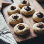 Rezept für einfache Haselnussplätzchen – perfekt für die Weihnachtsbäckerei im Advent. Meine Plätzchen sind so simpel und lecker, ganz fein und mürbe im Geschmack. Die Zubereitung ist außerdem ganz unkompliziert, so dass man die Kekse auch mit Kindern backen kann. Gefüllt werden die leckeren Haselnusskekse anschließend einfach mit eurer liebsten Nuss-Nougat-Creme aus dem Glas! | moeyskitchen.com