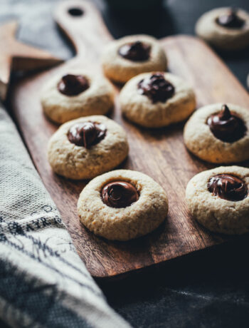 Rezept für einfache Haselnussplätzchen – perfekt für die Weihnachtsbäckerei im Advent. Meine Plätzchen sind so simpel und lecker, ganz fein und mürbe im Geschmack. Die Zubereitung ist außerdem ganz unkompliziert, so dass man die Kekse auch mit Kindern backen kann. Gefüllt werden die leckeren Haselnusskekse anschließend einfach mit eurer liebsten Nuss-Nougat-Creme aus dem Glas! | moeyskitchen.com