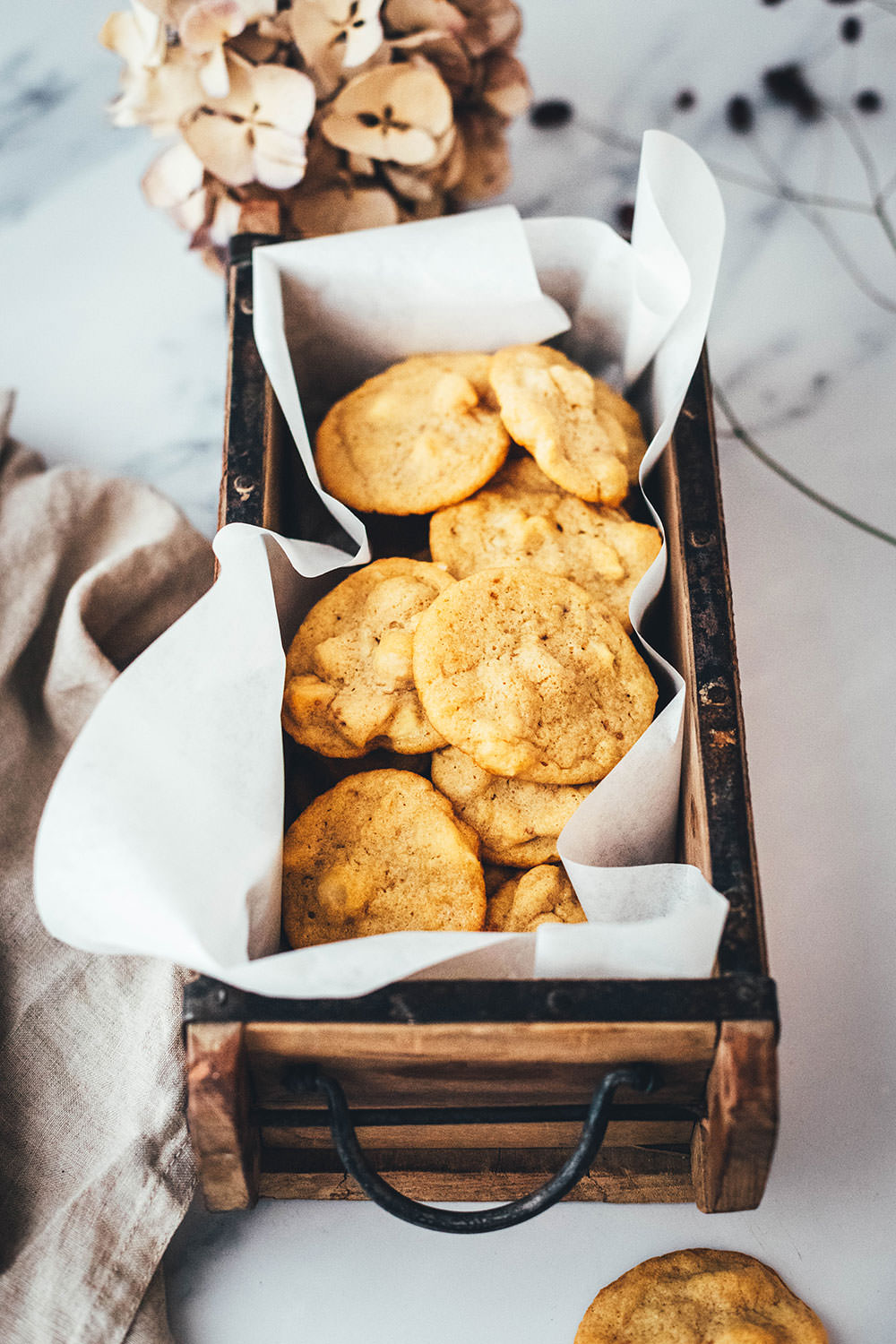 Rezept für Macadamia-Cookies mit weißer Schokolade. Das sind meine absoluten Lieblingskekse, die sowohl als Weihnachtsplätzchen als auch "einfach so" funktionieren. Leckere Cookies mit gerösteten und gesalzenen Macadamianüssen, braunem Zucker und gehackter weißer Schokolade. Super einfach zu backen und so lecker. Lieblingsplätzchen! | moeyskitchen.com