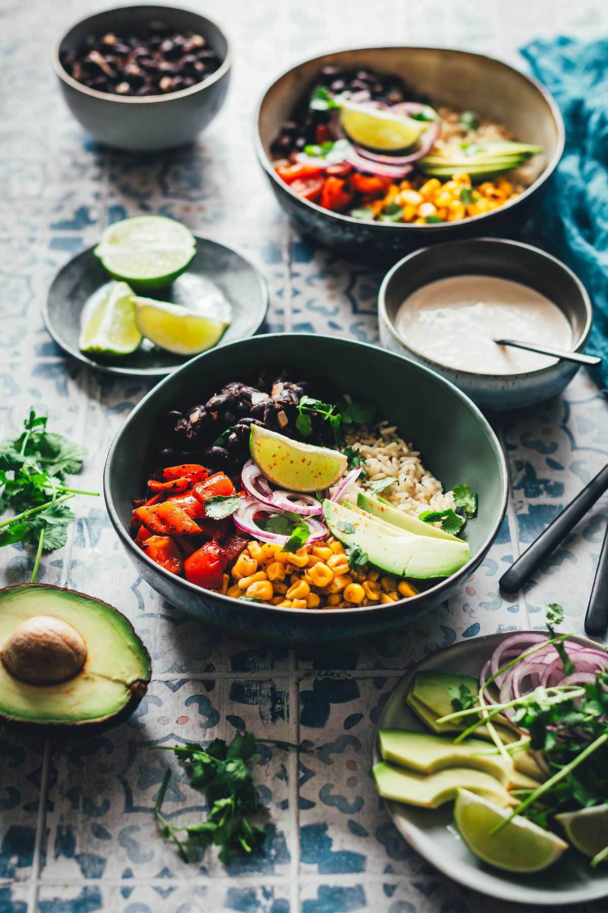 Rezept für eine bunte mexikanisch inspirierte Burrito Bowl | Reis-Gericht mit Mais, Paprika und Bohnen, ohne Tortilla serviert. Zufällig vegan und pflanzenbasiert, ohne vegane Ersatzprodukte. Super würzig und lecker! | moeyskitchen.com