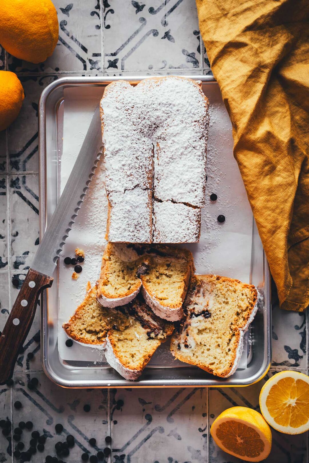 Rezept für ganz simplen Cannolo Kuchen – inspiriert vom italienischen Gebäcl Cannoli handelt es sich hierbei um einen einfachen Biskuitkuchen mit einer cremigen Füllung aus Ricotta, Orangen und Schokostückchen. | moeysitchen.com