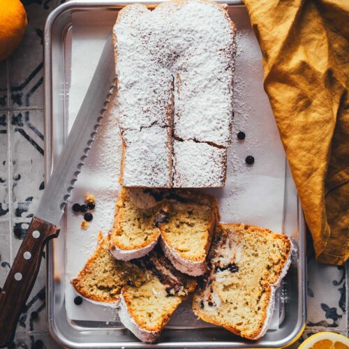 Rezept für ganz simplen Cannolo Kuchen – inspiriert vom italienischen Gebäcl Cannoli handelt es sich hierbei um einen einfachen Biskuitkuchen mit einer cremigen Füllung aus Ricotta, Orangen und Schokostückchen. | moeysitchen.com