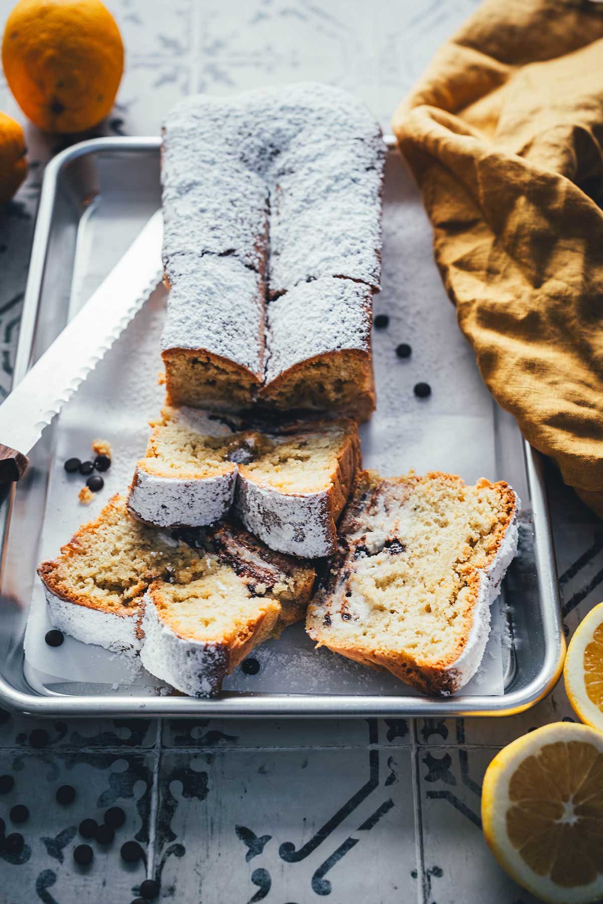 Rezept für ganz simplen Cannolo Kuchen – inspiriert vom italienischen Gebäcl Cannoli handelt es sich hierbei um einen einfachen Biskuitkuchen mit einer cremigen Füllung aus Ricotta, Orangen und Schokostückchen. | moeysitchen.com