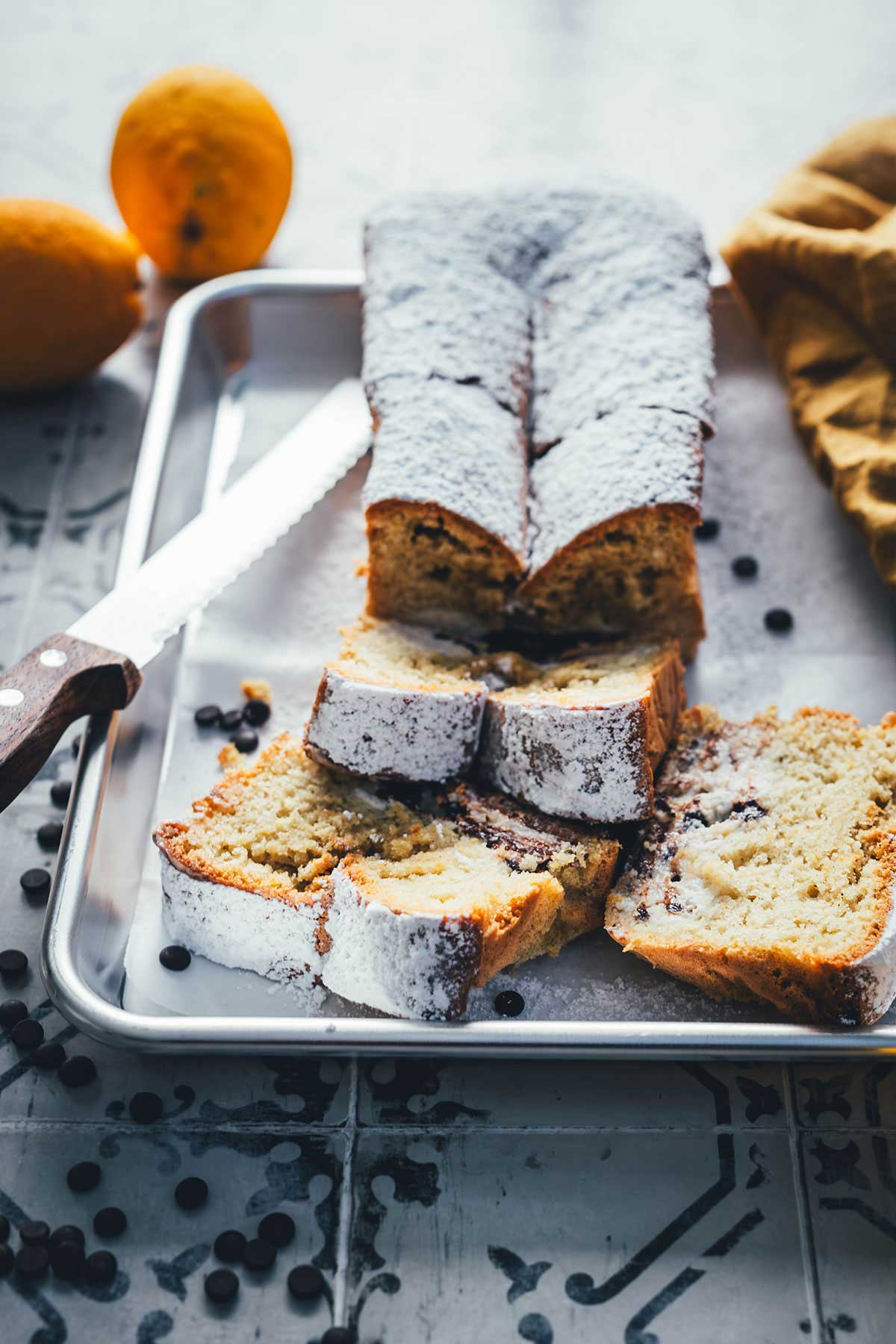 Rezept für ganz simplen Cannolo Kuchen – inspiriert vom italienischen Gebäcl Cannoli handelt es sich hierbei um einen einfachen Biskuitkuchen mit einer cremigen Füllung aus Ricotta, Orangen und Schokostückchen. | moeysitchen.com