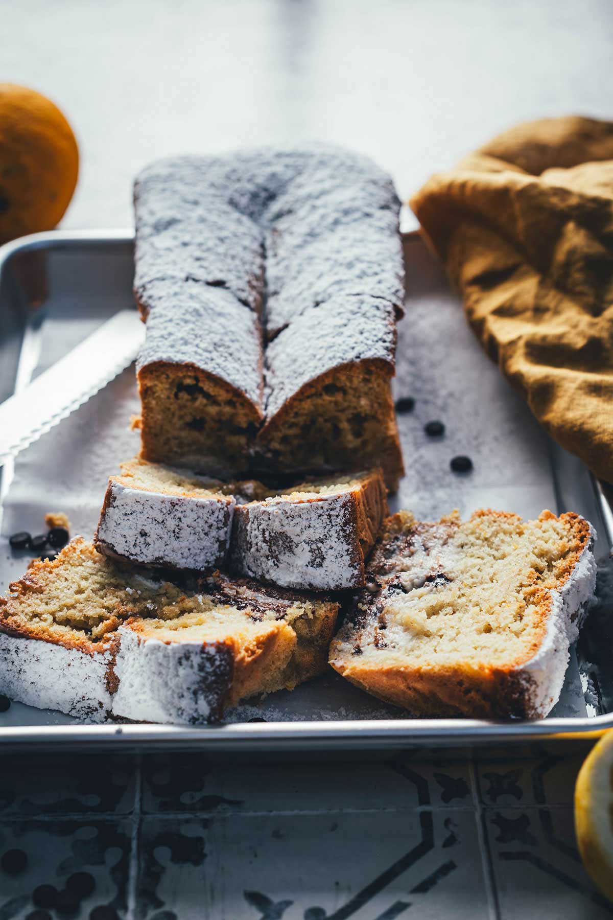 Rezept für ganz simplen Cannolo Kuchen – inspiriert vom italienischen Gebäcl Cannoli handelt es sich hierbei um einen einfachen Biskuitkuchen mit einer cremigen Füllung aus Ricotta, Orangen und Schokostückchen. | moeysitchen.com
