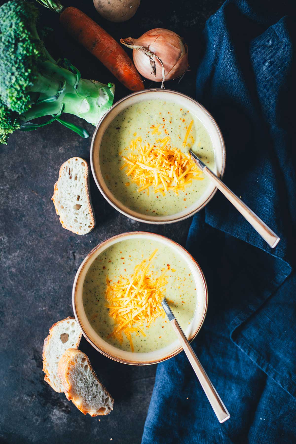 Rezept für ultra cremige Brokkoli-Cheddar-Suppe – so würzig und sahnig! Sie ist aus wenigen Zutaten ganz einfach zubereitet und steht blitzschnell auf dem Tisch. Ganz einfach im Thermomix oder Topf zubereitet! | moeyskitchen.com