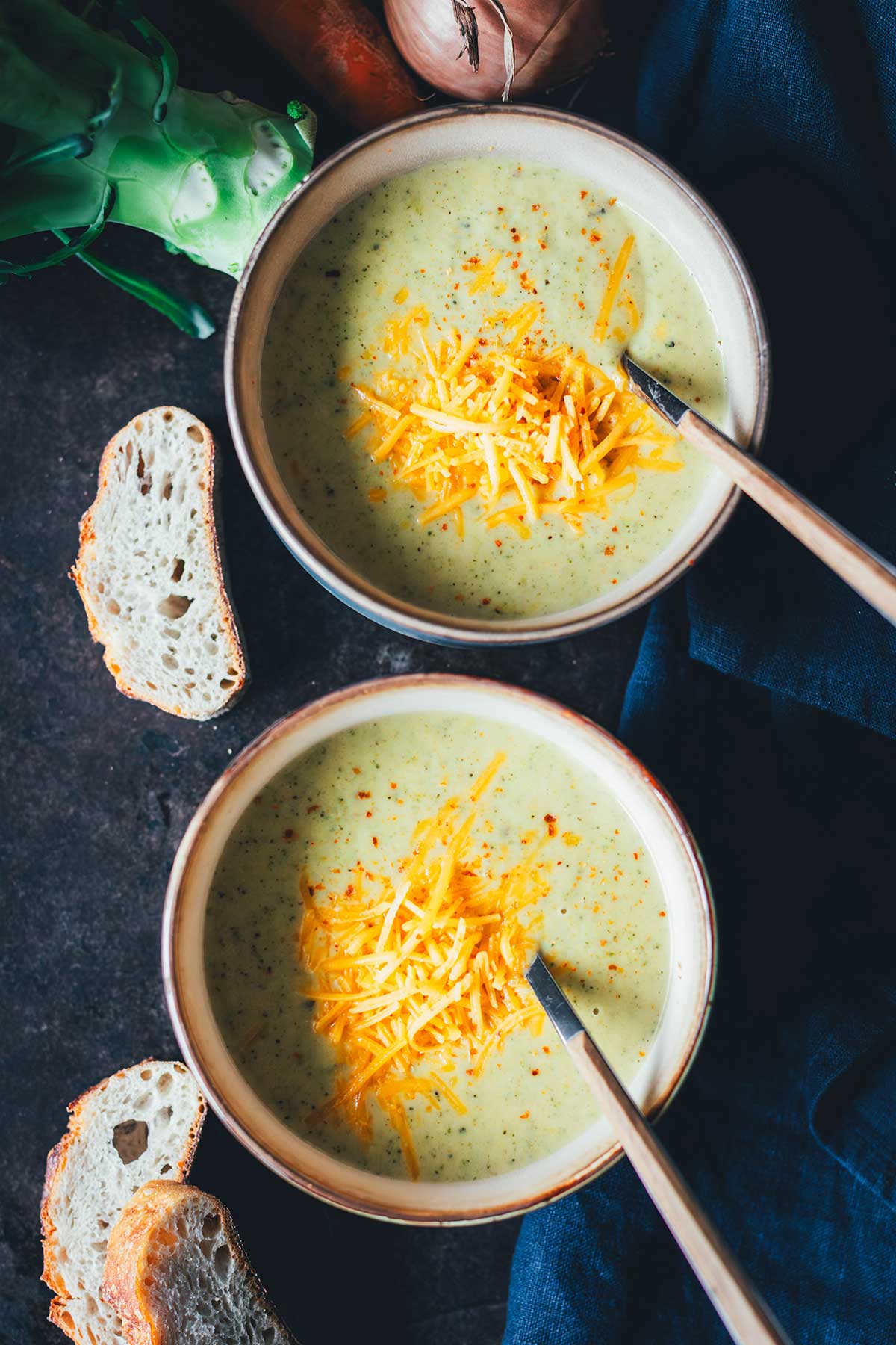 Rezept für ultra cremige Brokkoli-Cheddar-Suppe – so würzig und sahnig! Sie ist aus wenigen Zutaten ganz einfach zubereitet und steht blitzschnell auf dem Tisch. Ganz einfach im Thermomix oder Topf zubereitet! | moeyskitchen.com