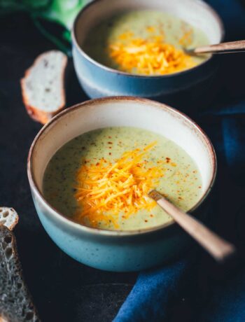 Rezept für ultra cremige Brokkoli-Cheddar-Suppe – so würzig und sahnig! Sie ist aus wenigen Zutaten ganz einfach zubereitet und steht blitzschnell auf dem Tisch. Ganz einfach im Thermomix oder Topf zubereitet! | moeyskitchen.com