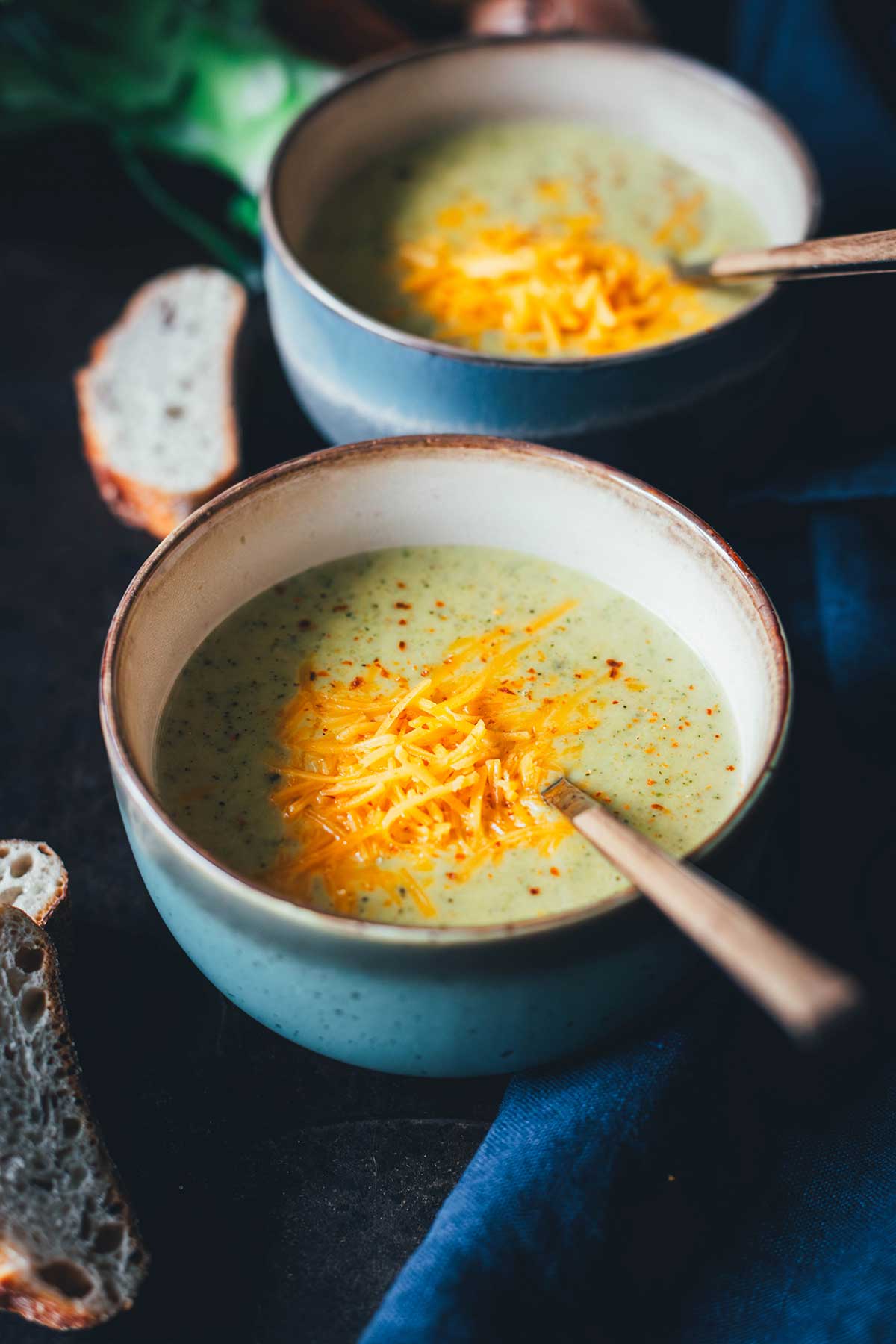 Rezept für ultra cremige Brokkoli-Cheddar-Suppe – so würzig und sahnig! Sie ist aus wenigen Zutaten ganz einfach zubereitet und steht blitzschnell auf dem Tisch. Ganz einfach im Thermomix oder Topf zubereitet! | moeyskitchen.com