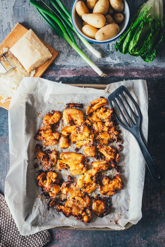 Crunchy Kartoffelsalat Caesar Style – Crispy Smashed Potato Salad Rezept