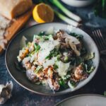 Rezept für Crunchy Kartoffelsalat im Caesar Salad Style – der Food-Trend "Crispy Smashed Potato Salad" in meiner Variante als knuspriger Kartoffelsalat mit Romanasalat und Parmesan. Knusprige Quetschkartoffeln treffen auf knackigen Caesar Salad! | moeyskitchen.com