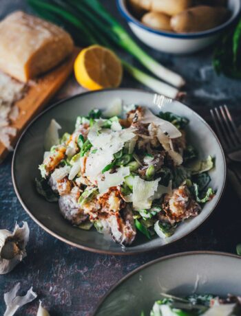 Rezept für Crunchy Kartoffelsalat im Caesar Salad Style – der Food-Trend "Crispy Smashed Potato Salad" in meiner Variante als knuspriger Kartoffelsalat mit Romanasalat und Parmesan. Knusprige Quetschkartoffeln treffen auf knackigen Caesar Salad! | moeyskitchen.com