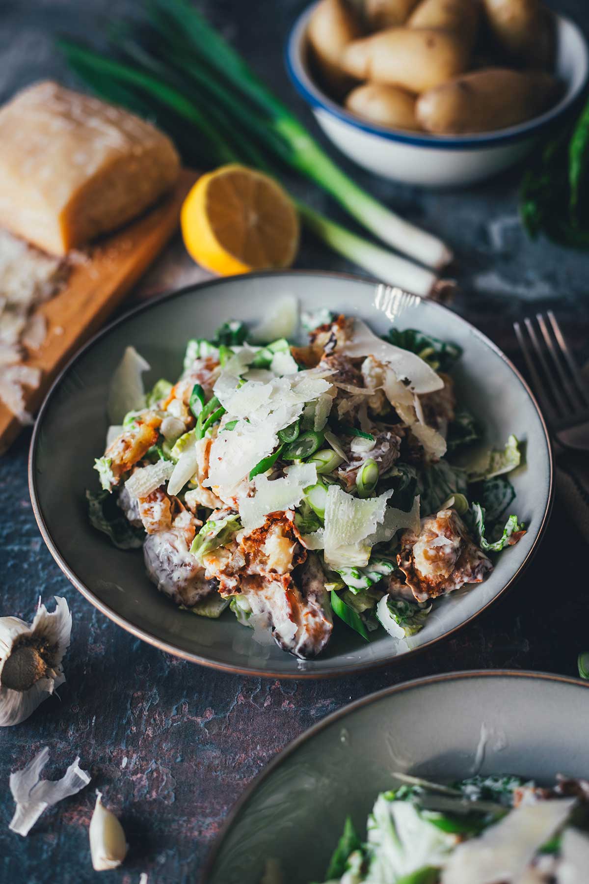 Rezept für Crunchy Kartoffelsalat im Caesar Salad Style – der Food-Trend "Crispy Smashed Potato Salad" in meiner Variante als knuspriger Kartoffelsalat mit Romanasalat und Parmesan. Knusprige Quetschkartoffeln treffen auf knackigen Caesar Salad! | moeyskitchen.com