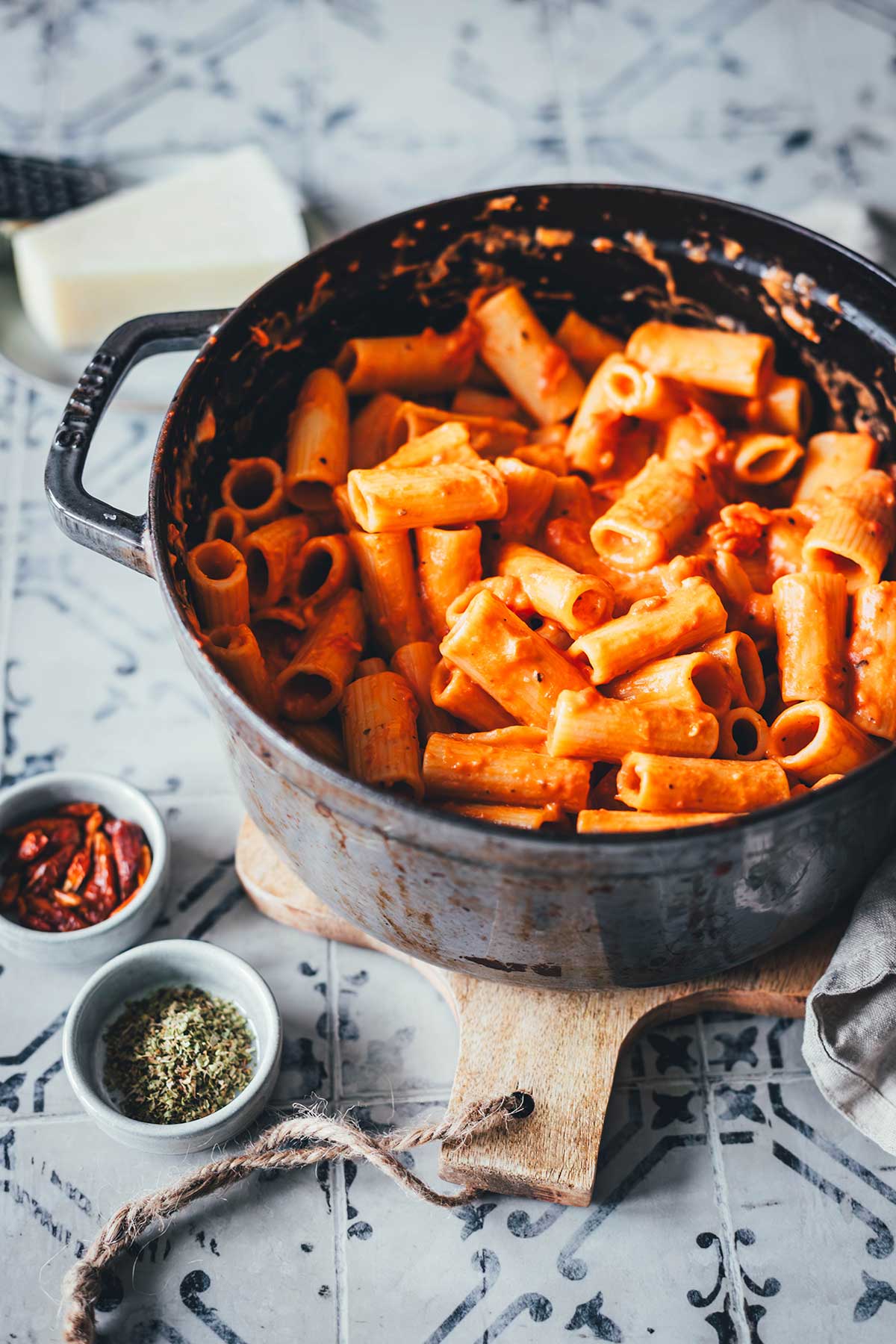 Neue Rezeptidee für ein super einfaches Nudelgericht: Pasta alla Vodka (oder auch Pasta alla Wodka) ist ein echter italienischer Klassiker, der vor allem in den USA äußerst beliebt ist. Es handelt sich dabei um ein wirklich simples, aber umso geschmacksintensiveres Gericht, das man gut mit Zutaten aus dem Vorrat zubereiten kann – einfach "Fix auf dem Tisch" | moeyskitchen.com