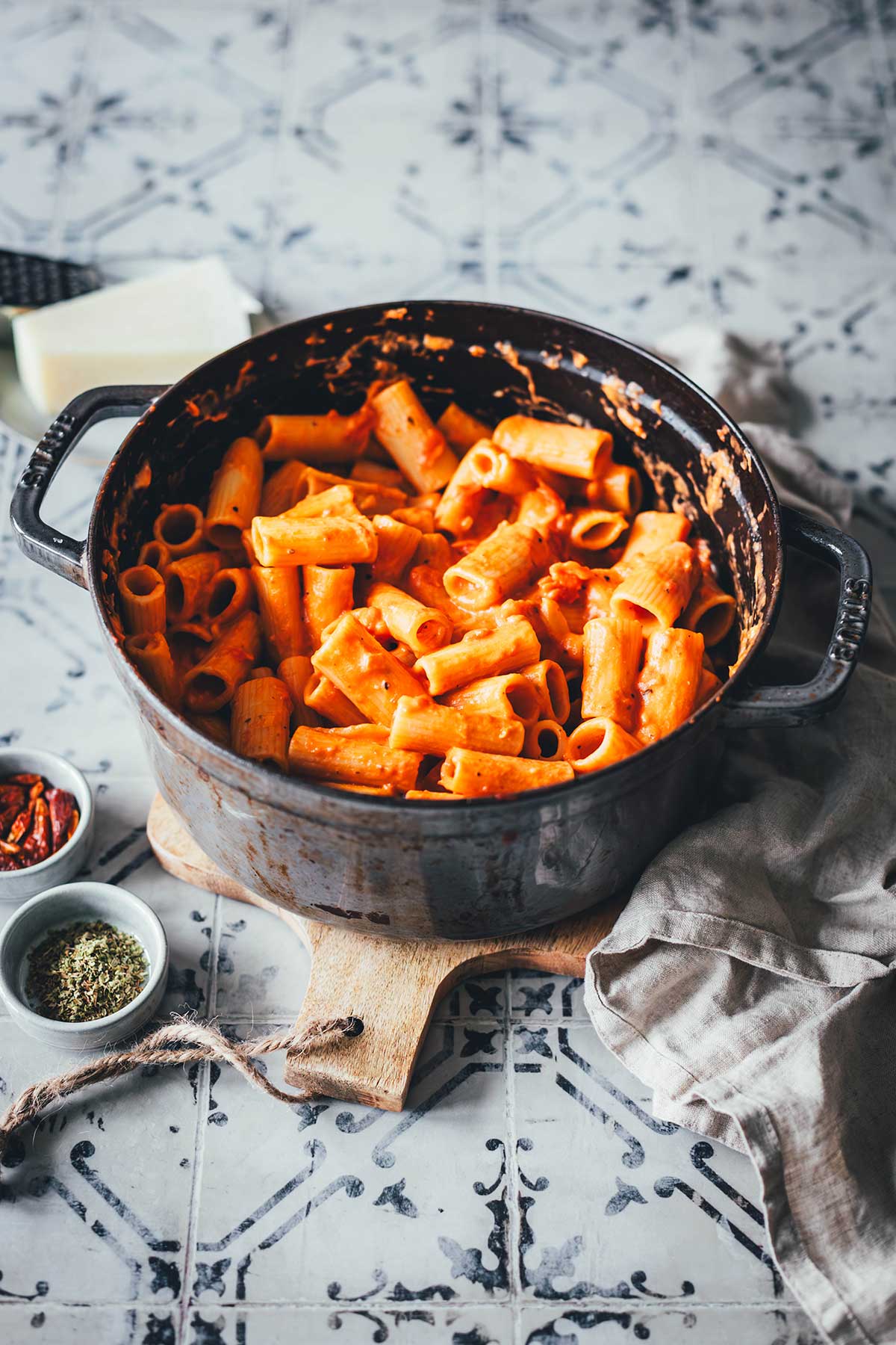 Neue Rezeptidee für ein super einfaches Nudelgericht: Pasta alla Vodka (oder auch Pasta alla Wodka) ist ein echter italienischer Klassiker, der vor allem in den USA äußerst beliebt ist. Es handelt sich dabei um ein wirklich simples, aber umso geschmacksintensiveres Gericht, das man gut mit Zutaten aus dem Vorrat zubereiten kann – einfach "Fix auf dem Tisch" | moeyskitchen.com