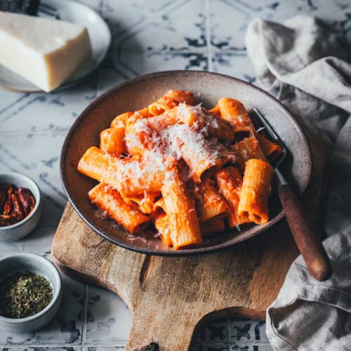 Neue Rezeptidee für ein super einfaches Nudelgericht: Pasta alla Vodka (oder auch Pasta alla Wodka) ist ein echter italienischer Klassiker, der vor allem in den USA äußerst beliebt ist. Es handelt sich dabei um ein wirklich simples, aber umso geschmacksintensiveres Gericht, das man gut mit Zutaten aus dem Vorrat zubereiten kann – einfach "Fix auf dem Tisch" | moeyskitchen.com