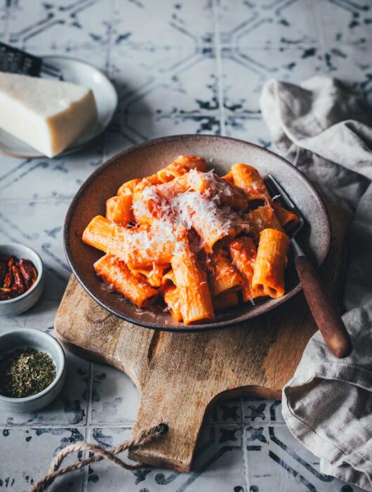 Neue Rezeptidee für ein super einfaches Nudelgericht: Pasta alla Vodka (oder auch Pasta alla Wodka) ist ein echter italienischer Klassiker, der vor allem in den USA äußerst beliebt ist. Es handelt sich dabei um ein wirklich simples, aber umso geschmacksintensiveres Gericht, das man gut mit Zutaten aus dem Vorrat zubereiten kann – einfach "Fix auf dem Tisch" | moeyskitchen.com