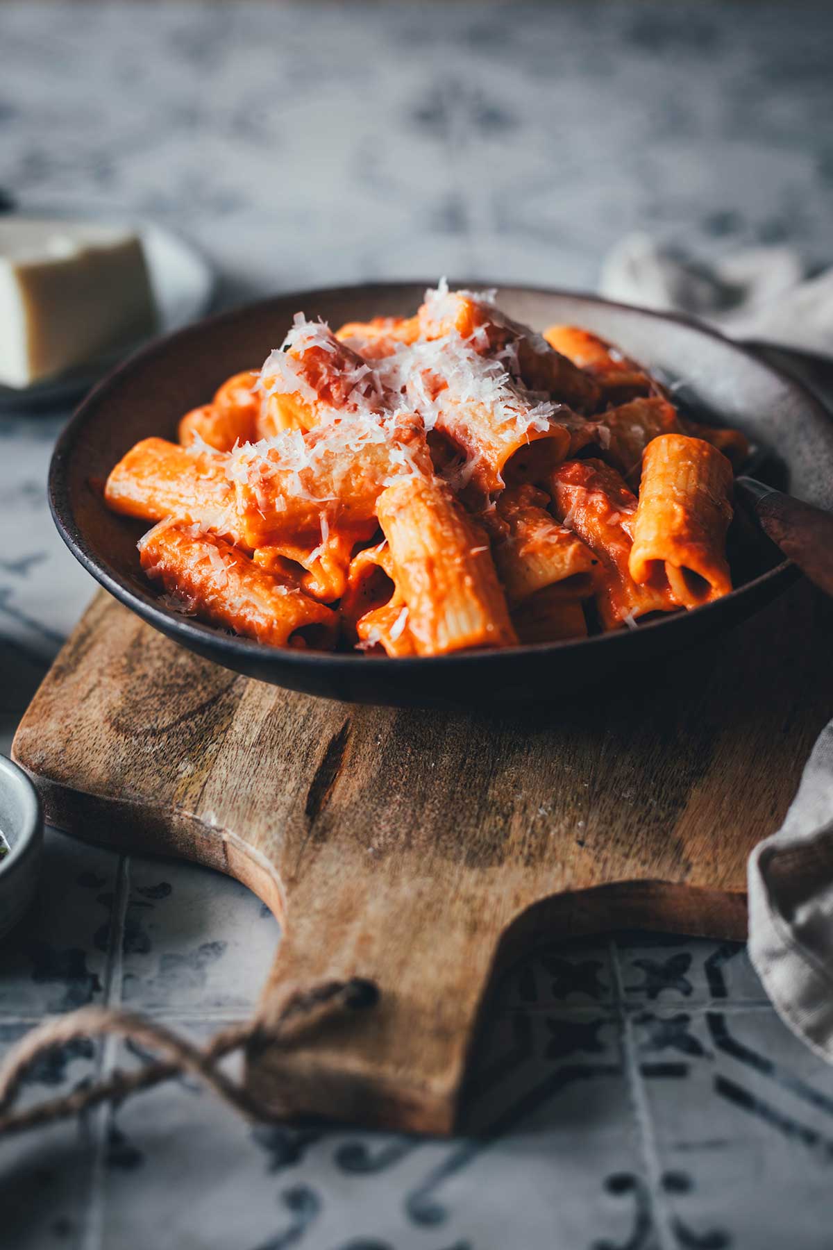 Neue Rezeptidee für ein super einfaches Nudelgericht: Pasta alla Vodka (oder auch Pasta alla Wodka) ist ein echter italienischer Klassiker, der vor allem in den USA äußerst beliebt ist. Es handelt sich dabei um ein wirklich simples, aber umso geschmacksintensiveres Gericht, das man gut mit Zutaten aus dem Vorrat zubereiten kann – einfach "Fix auf dem Tisch" | moeyskitchen.com