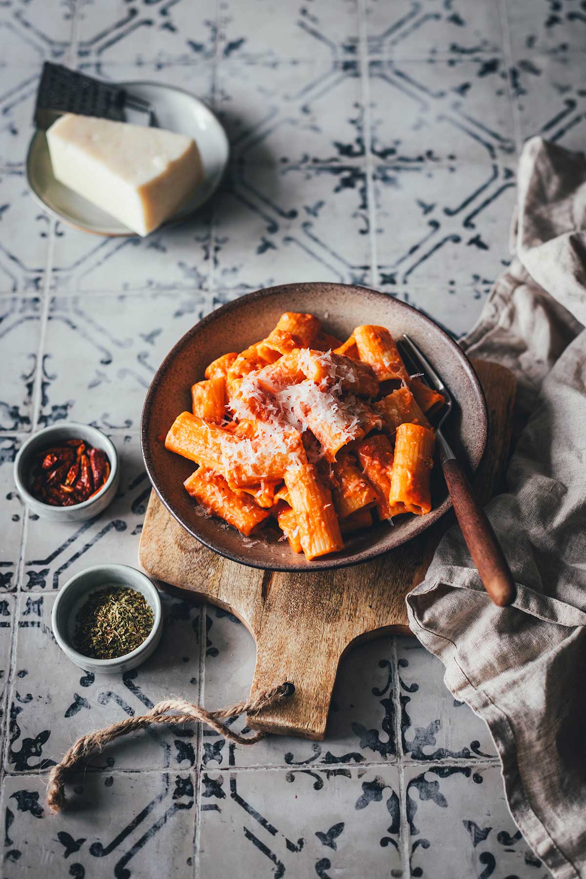 Neue Rezeptidee für ein super einfaches Nudelgericht: Pasta alla Vodka (oder auch Pasta alla Wodka) ist ein echter italienischer Klassiker, der vor allem in den USA äußerst beliebt ist. Es handelt sich dabei um ein wirklich simples, aber umso geschmacksintensiveres Gericht, das man gut mit Zutaten aus dem Vorrat zubereiten kann – einfach "Fix auf dem Tisch" | moeyskitchen.com