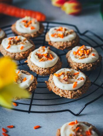 Nicht nur zu Ostern genial: super leckere und saftige Carrot Cake Cookies. Das sind herrlich saftige, weiche Kekse mit geraspelten Möhren und einem cemigen Frosting aus Frischkäse getoppt. Typisch amerikanisch gebackene Kekse, die mehr an kleine Kuchen erinnern und genial lecker nach Karottenkuchen schmecken. | moeyskitchen.com 