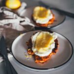 Crispy Croissant ist ein in Butter und Honig in der Pfanne knusprig karamellisiertes Croissant. Ich serviere es mit einer schnellen Frischkäse-Creme und Lemon Curd. Es schmeckt aber auch schon pur oder sogar mit salzigem Belag hervorragend! | moeyskitchen.com