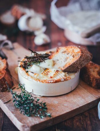 Gebackener Camembert aus der Heißluftfritteuse – Rezept für selbst gemachten cremigen Ofenkäse aus dem Airfryer. Vielseitig und wandelbar! | moeyskitchen.com