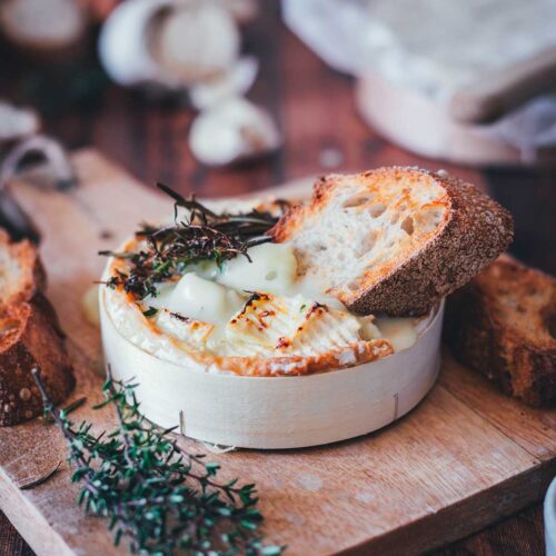 Gebackener Camembert aus der Heißluftfritteuse – Rezept für selbst gemachten cremigen Ofenkäse aus dem Airfryer. Vielseitig und wandelbar! | moeyskitchen.com