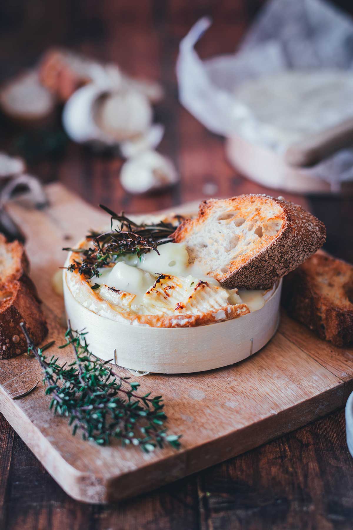 Gebackener Camembert aus der Heißluftfritteuse – Rezept für selbst gemachten cremigen Ofenkäse aus dem Airfryer. Vielseitig und wandelbar! | moeyskitchen.com