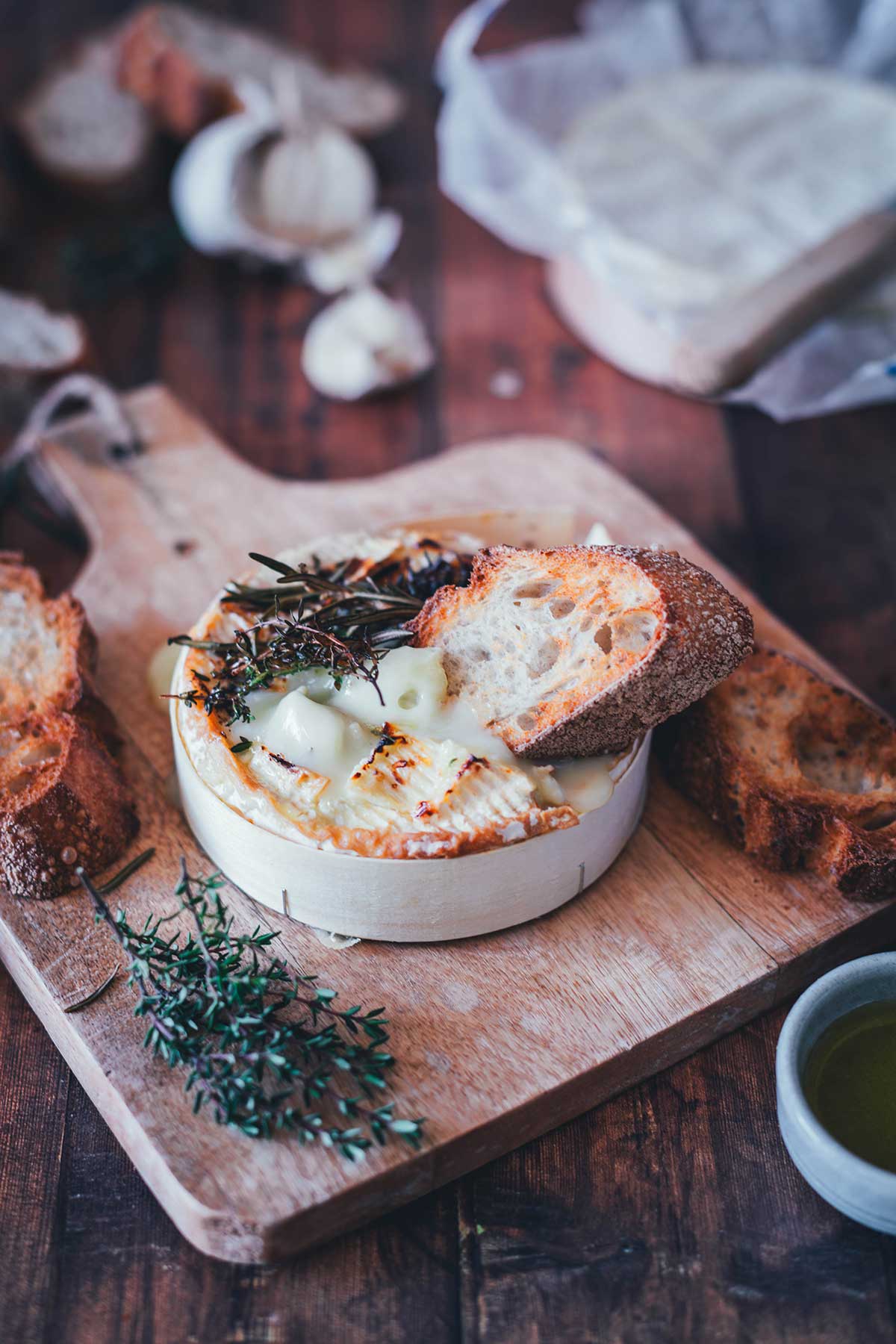 Gebackener Camembert aus der Heißluftfritteuse – Rezept für selbst gemachten cremigen Ofenkäse aus dem Airfryer. Vielseitig und wandelbar! | moeyskitchen.com