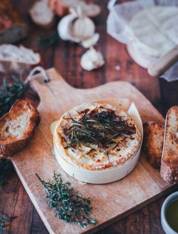 Gebackener Camembert aus der Heißluftfritteuse – Rezept für selbst gemachten cremigen Ofenkäse aus dem Airfryer. Vielseitig und wandelbar! | moeyskitchen.com