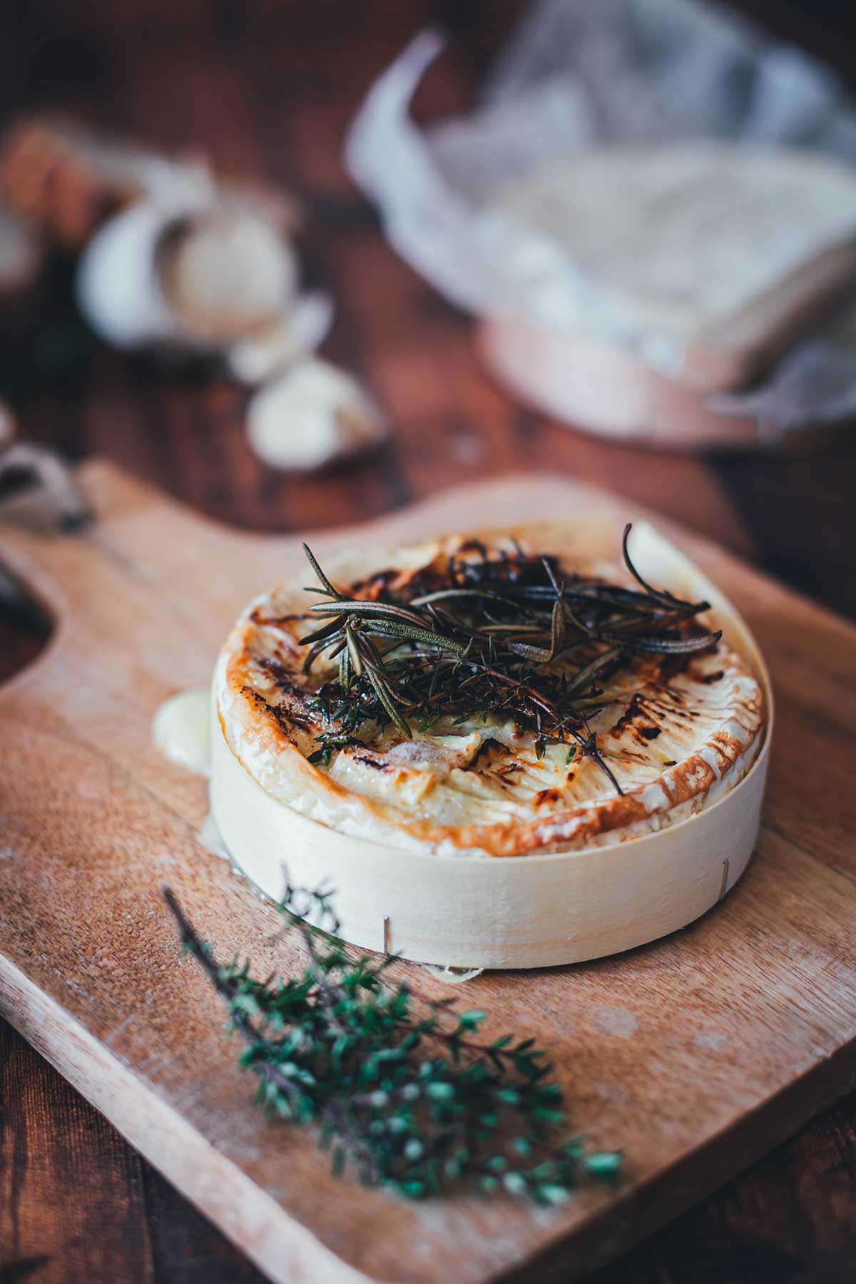 Gebackener Camembert aus der Heißluftfritteuse – Rezept für selbst gemachten cremigen Ofenkäse aus dem Airfryer. Vielseitig und wandelbar! | moeyskitchen.com