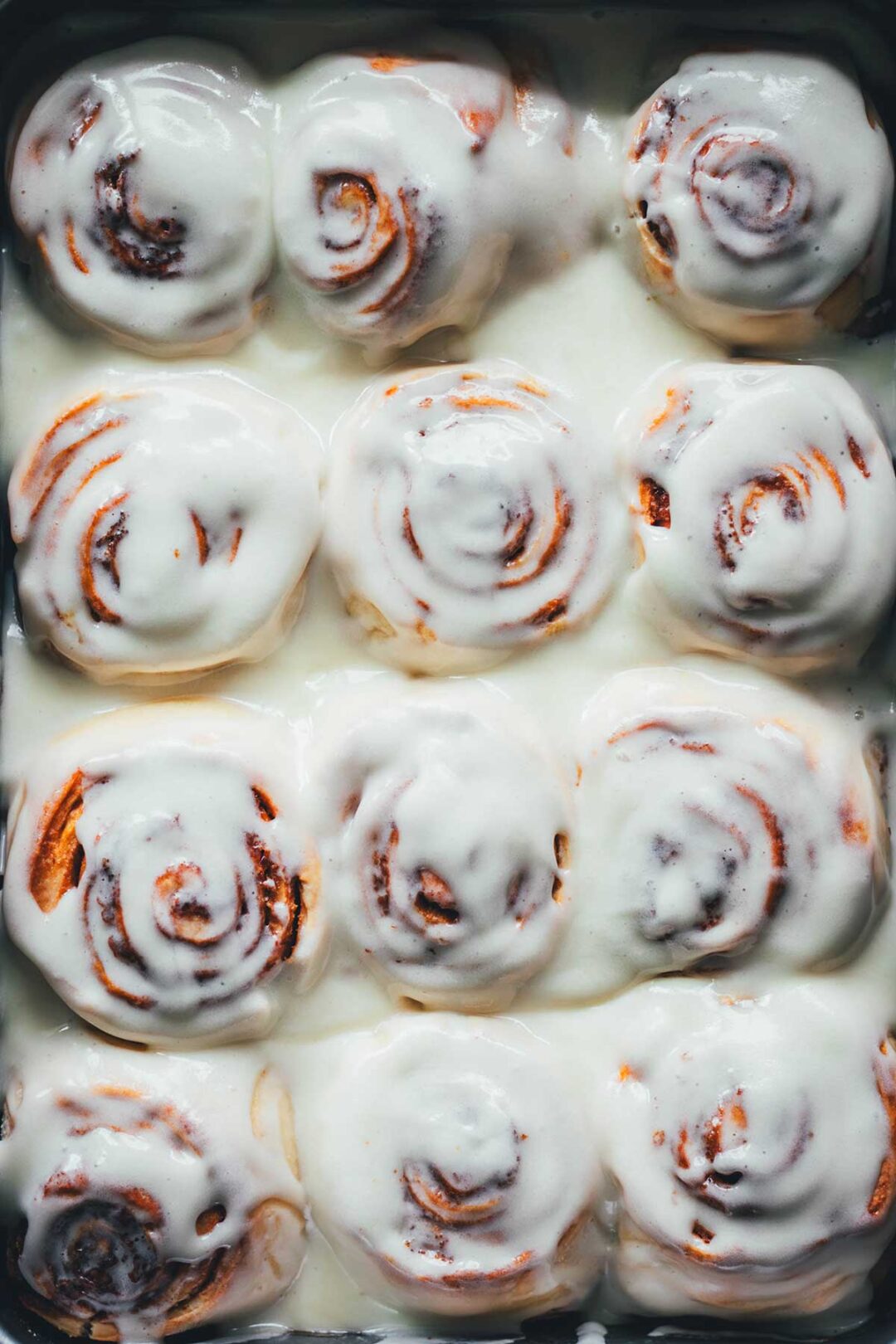 Zu meinem absoluten Lieblingsgebäck gehören definitiv typische Cinnamon Rolls. Weiche, saftige Zimtschnecken aus einem herrlich fluffigen Hefeteig. Ganz klassisch amerikanisch mit braunem Zucker, Zimt und Butter gefüllt und mit einer wunderbaren Frischkäse-Glasur getoppt. | moeyskitchen.com