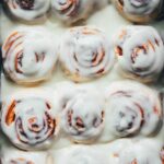 Zu meinem absoluten Lieblingsgebäck gehören definitiv typische Cinnamon Rolls. Weiche, saftige Zimtschnecken aus einem herrlich fluffigen Hefeteig. Ganz klassisch amerikanisch mit braunem Zucker, Zimt und Butter gefüllt und mit einer wunderbaren Frischkäse-Glasur getoppt. | moeyskitchen.com