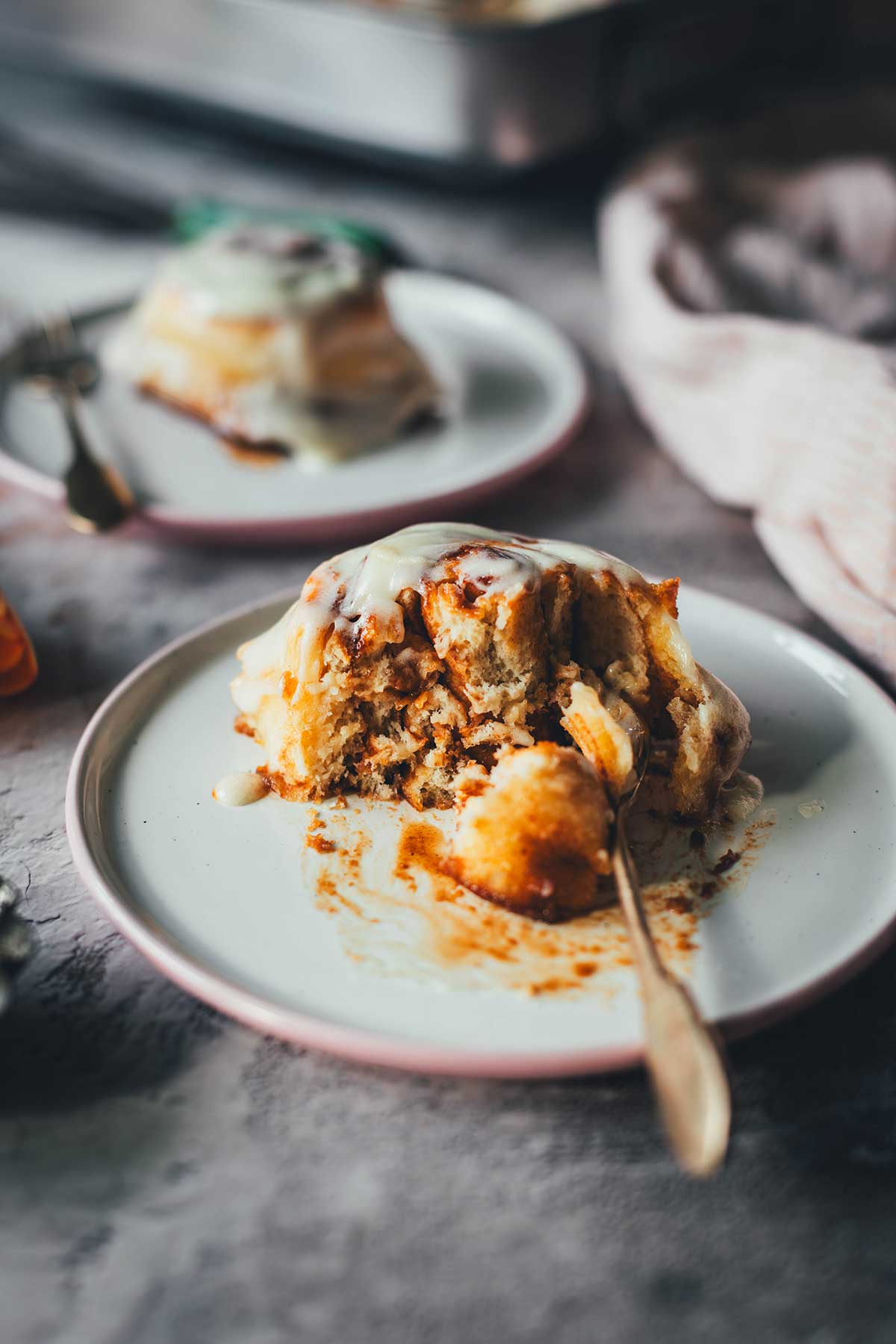 Zu meinem absoluten Lieblingsgebäck gehören definitiv typische Cinnamon Rolls. Weiche, saftige Zimtschnecken aus einem herrlich fluffigen Hefeteig. Ganz klassisch amerikanisch mit braunem Zucker, Zimt und Butter gefüllt und mit einer wunderbaren Frischkäse-Glasur getoppt. | moeyskitchen.com