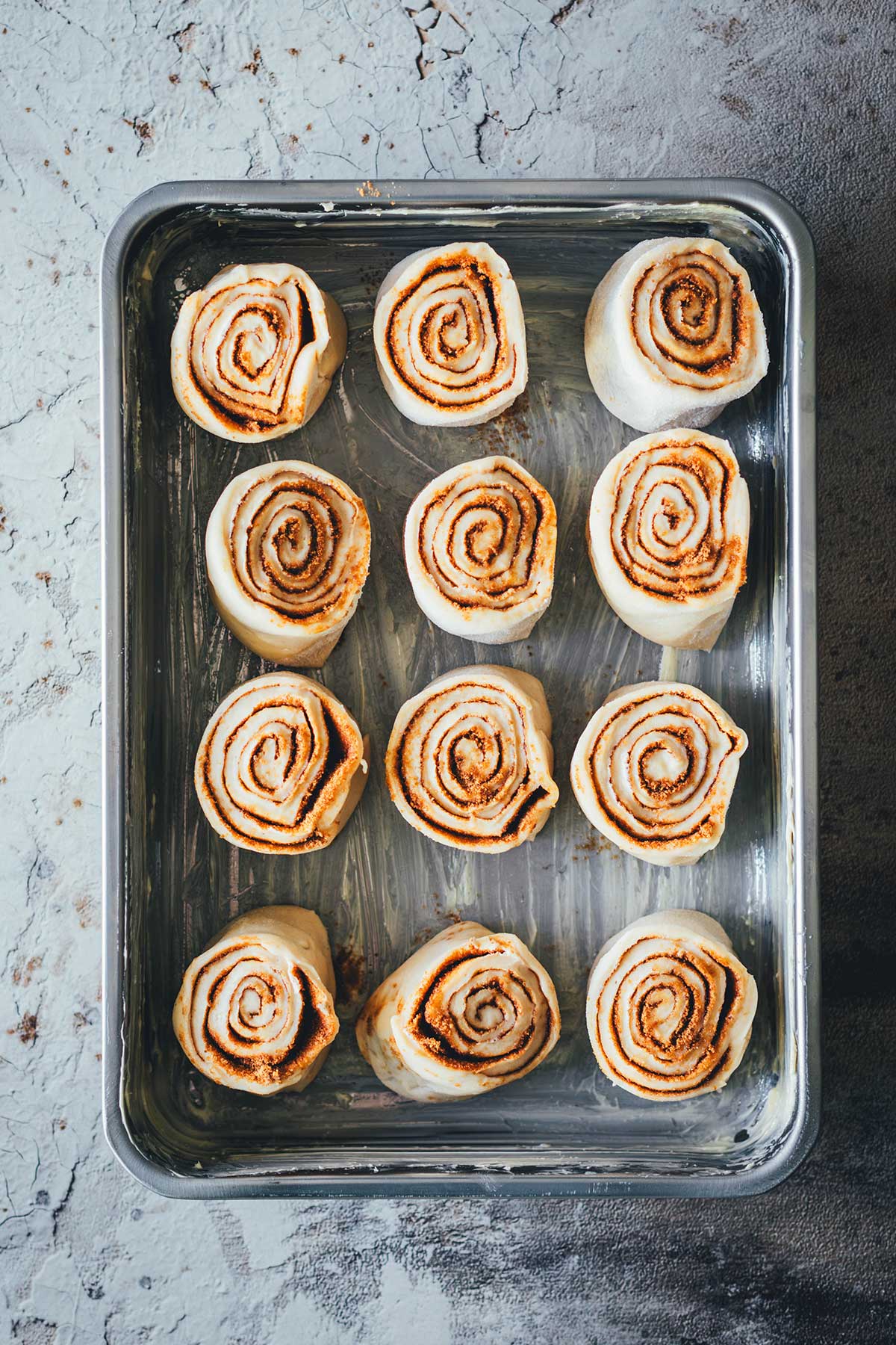 Zu meinem absoluten Lieblingsgebäck gehören definitiv typische Cinnamon Rolls. Weiche, saftige Zimtschnecken aus einem herrlich fluffigen Hefeteig. Ganz klassisch amerikanisch mit braunem Zucker, Zimt und Butter gefüllt und mit einer wunderbaren Frischkäse-Glasur getoppt. | moeyskitchen.com