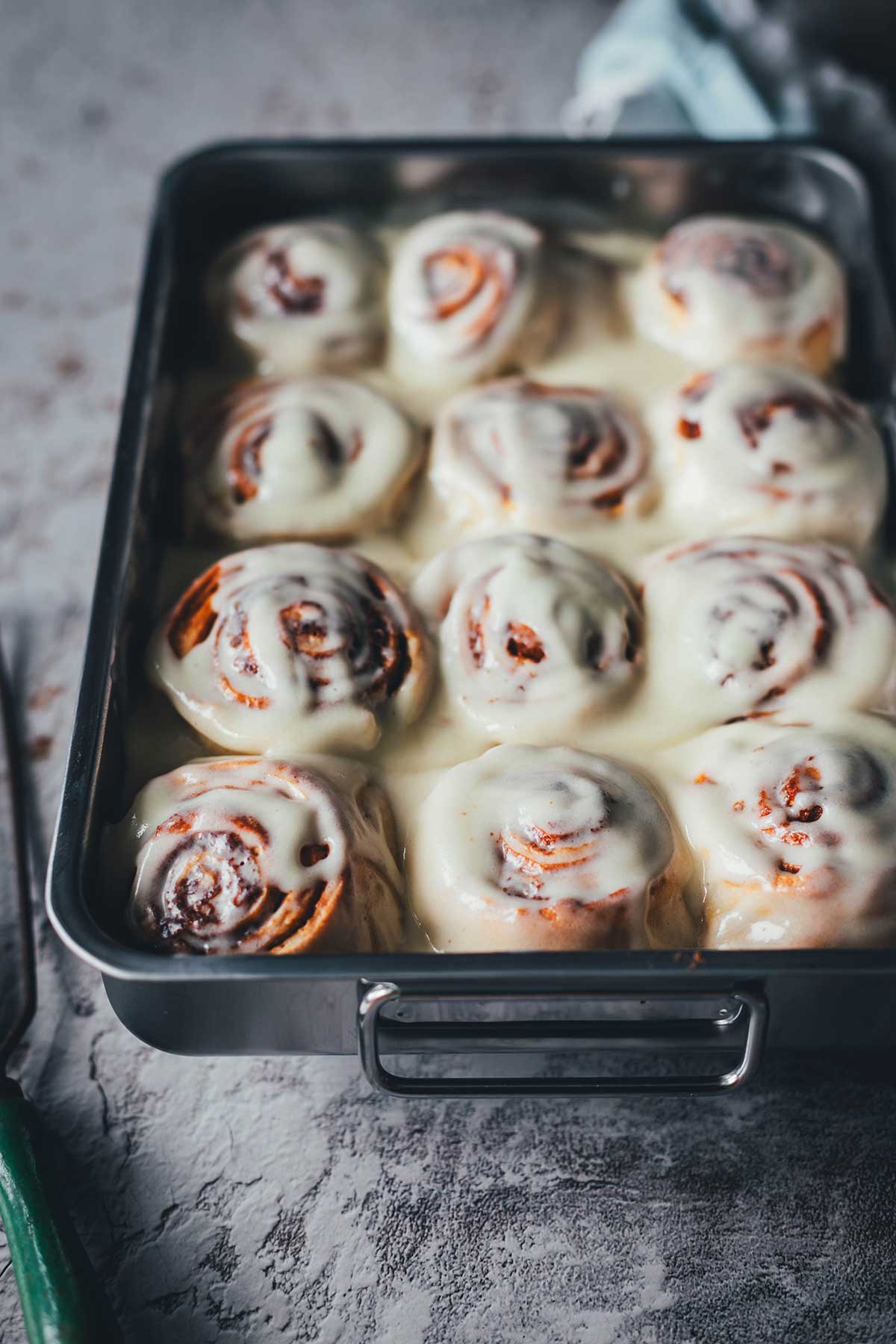 Zu meinem absoluten Lieblingsgebäck gehören definitiv typische Cinnamon Rolls. Weiche, saftige Zimtschnecken aus einem herrlich fluffigen Hefeteig. Ganz klassisch amerikanisch mit braunem Zucker, Zimt und Butter gefüllt und mit einer wunderbaren Frischkäse-Glasur getoppt. | moeyskitchen.com