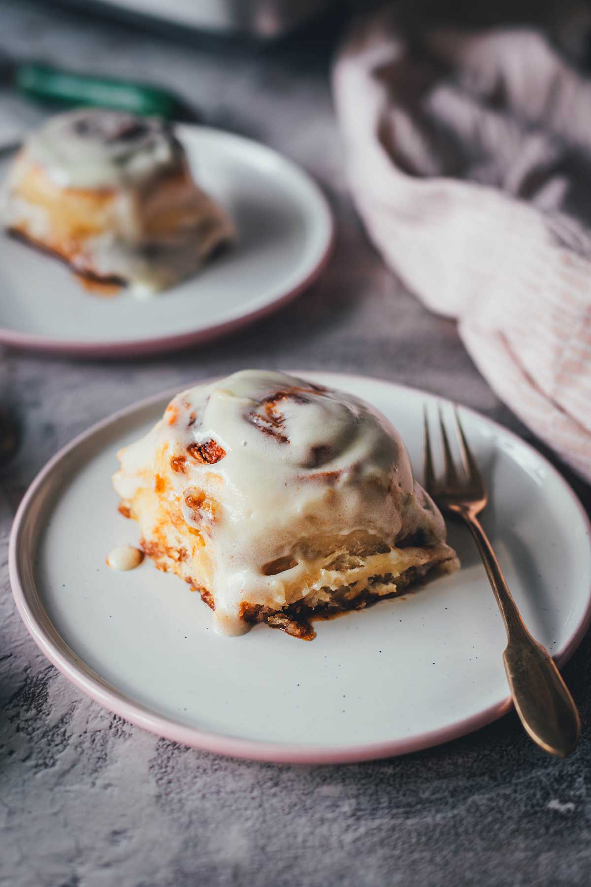 Zu meinem absoluten Lieblingsgebäck gehören definitiv typische Cinnamon Rolls. Weiche, saftige Zimtschnecken aus einem herrlich fluffigen Hefeteig. Ganz klassisch amerikanisch mit braunem Zucker, Zimt und Butter gefüllt und mit einer wunderbaren Frischkäse-Glasur getoppt. | moeyskitchen.com