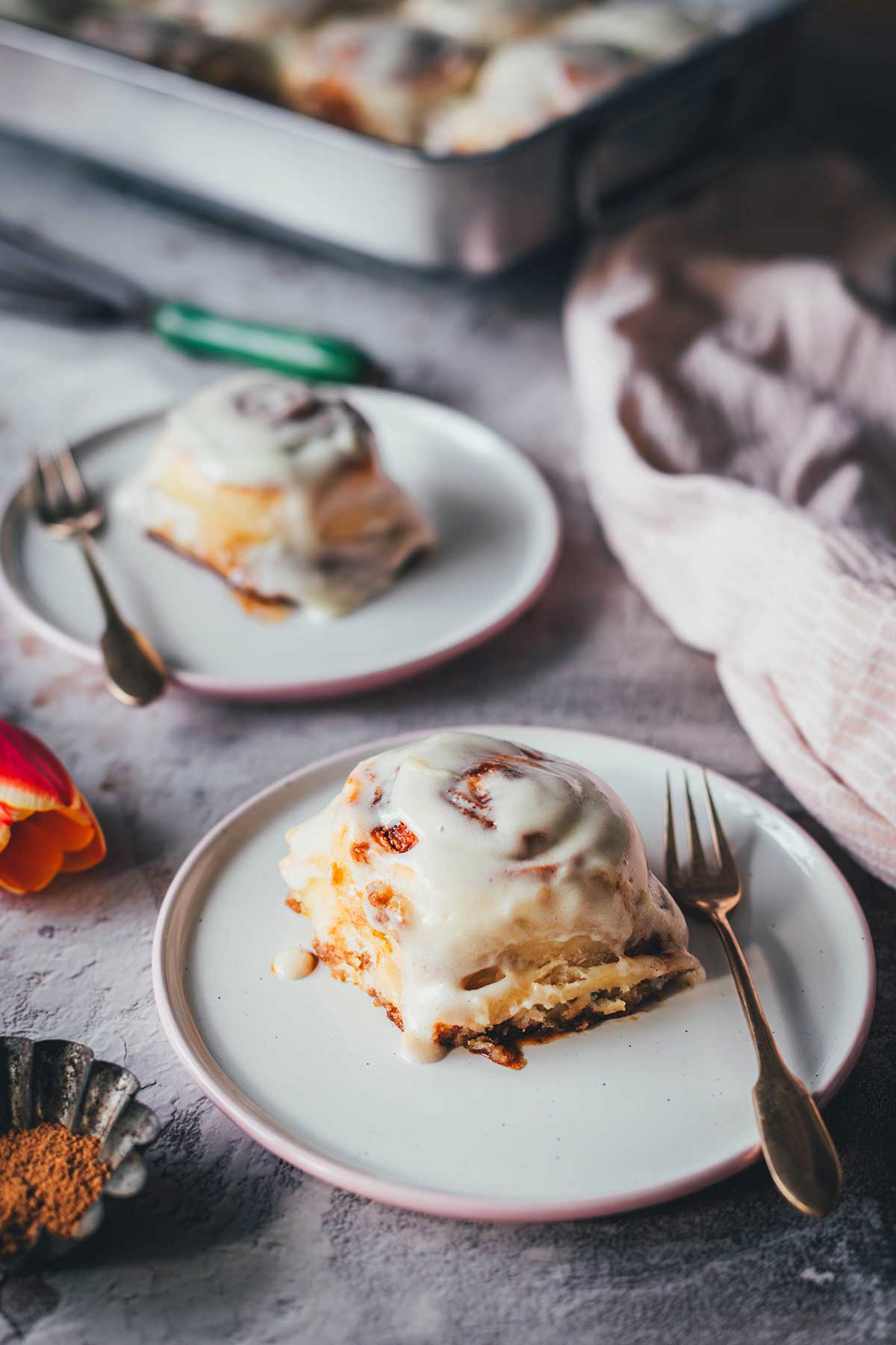 Zu meinem absoluten Lieblingsgebäck gehören definitiv typische Cinnamon Rolls. Weiche, saftige Zimtschnecken aus einem herrlich fluffigen Hefeteig. Ganz klassisch amerikanisch mit braunem Zucker, Zimt und Butter gefüllt und mit einer wunderbaren Frischkäse-Glasur getoppt. | moeyskitchen.com