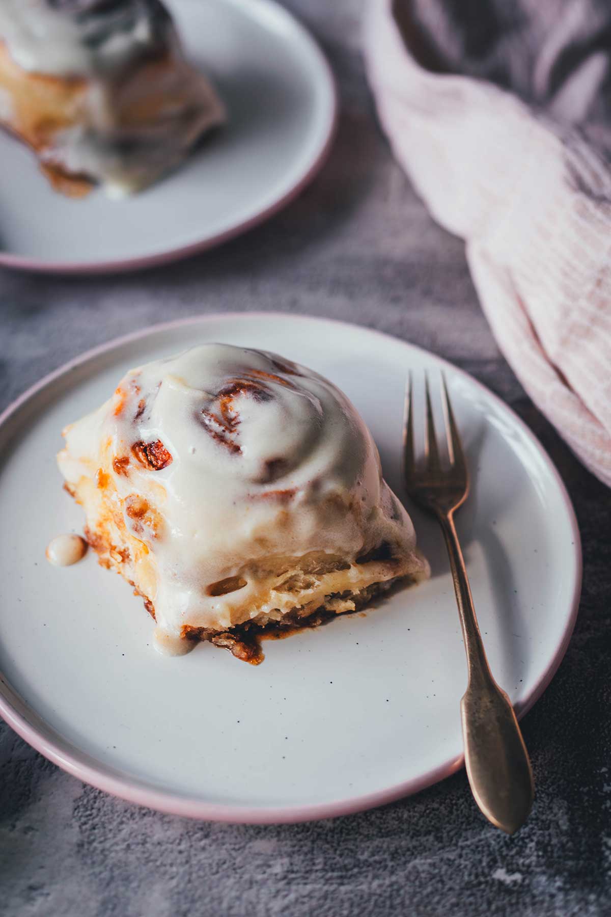 Zu meinem absoluten Lieblingsgebäck gehören definitiv typische Cinnamon Rolls. Weiche, saftige Zimtschnecken aus einem herrlich fluffigen Hefeteig. Ganz klassisch amerikanisch mit braunem Zucker, Zimt und Butter gefüllt und mit einer wunderbaren Frischkäse-Glasur getoppt. | moeyskitchen.com