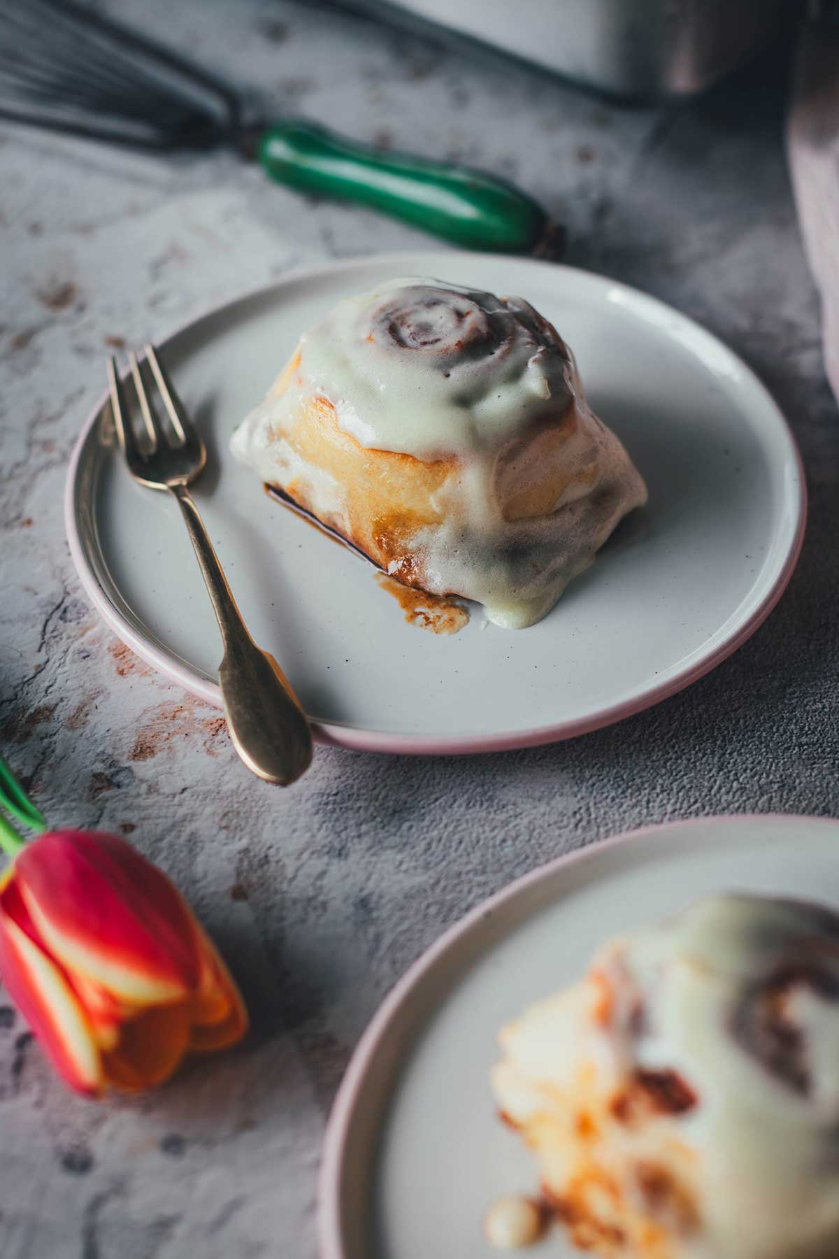 Zu meinem absoluten Lieblingsgebäck gehören definitiv typische Cinnamon Rolls. Weiche, saftige Zimtschnecken aus einem herrlich fluffigen Hefeteig. Ganz klassisch amerikanisch mit braunem Zucker, Zimt und Butter gefüllt und mit einer wunderbaren Frischkäse-Glasur getoppt. | moeyskitchen.com