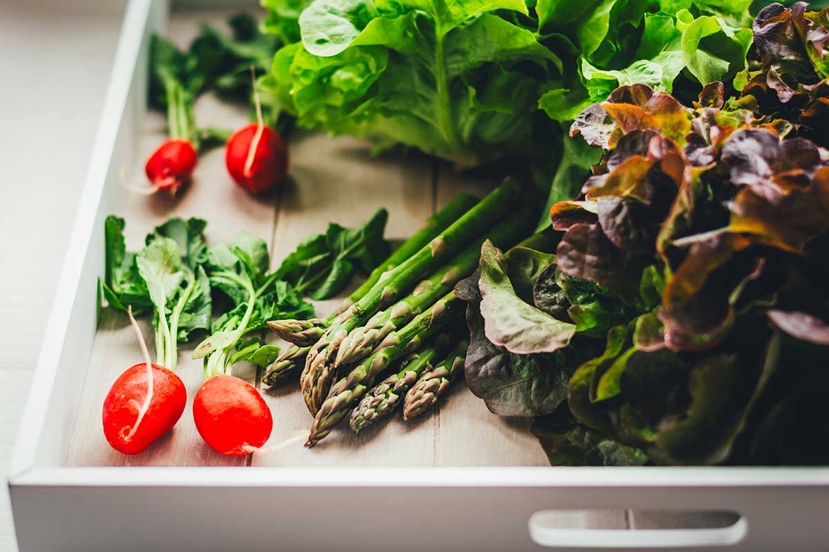 Rezept für frischen, grünen Frühlingssalat aus Blattsalaten, Babyspinat, grünem Spargel, weißem Spargel, knackigen Radieschen und einem leckeren Honig-Senf-Dressing als Salatsauce. Ein regionaler und saisonaler Salat, der blitzschnell zubereitet ist! | moeyskitchen.com