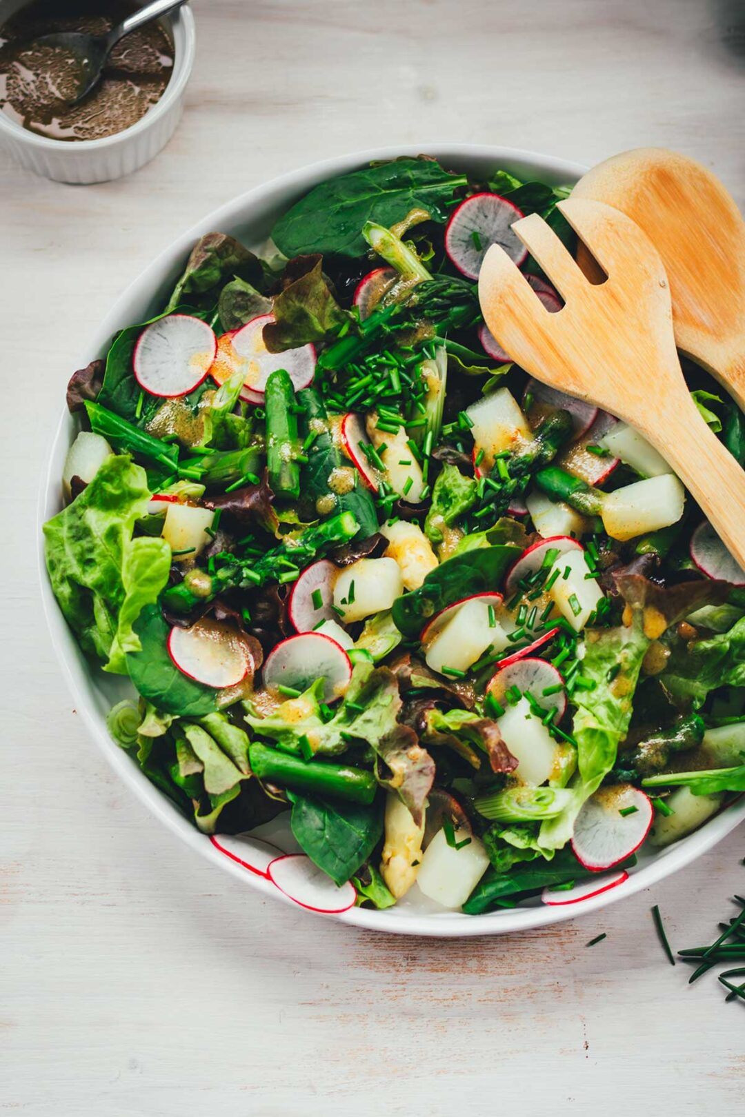 Rezept für frischen, grünen Frühlingssalat aus Blattsalaten, Babyspinat, grünem Spargel, weißem Spargel, knackigen Radieschen und einem leckeren Honig-Senf-Dressing als Salatsauce. Ein regionaler und saisonaler Salat, der blitzschnell zubereitet ist! | moeyskitchen.com