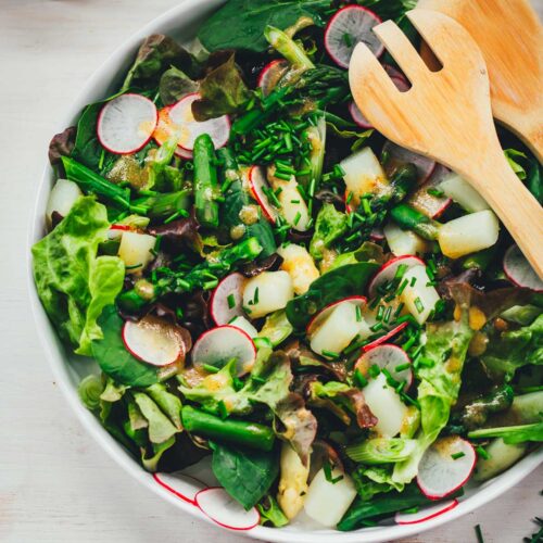 Rezept für frischen, grünen Frühlingssalat aus Blattsalaten, Babyspinat, grünem Spargel, weißem Spargel, knackigen Radieschen und einem leckeren Honig-Senf-Dressing als Salatsauce. Ein regionaler und saisonaler Salat, der blitzschnell zubereitet ist! | moeyskitchen.com