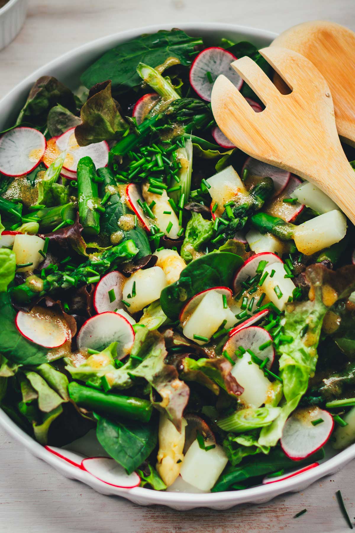 Rezept für frischen, grünen Frühlingssalat aus Blattsalaten, Babyspinat, grünem Spargel, weißem Spargel, knackigen Radieschen und einem leckeren Honig-Senf-Dressing als Salatsauce. Ein regionaler und saisonaler Salat, der blitzschnell zubereitet ist! | moeyskitchen.com