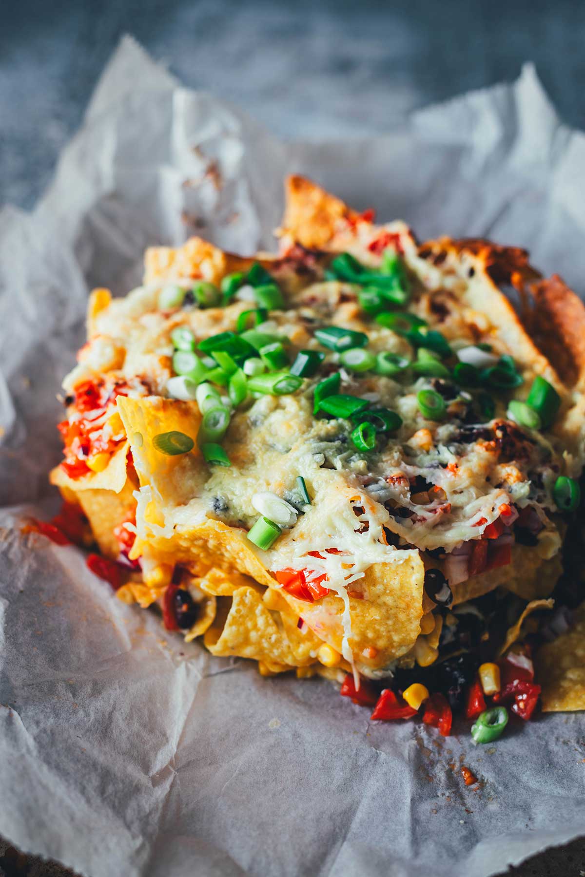 Loaded Nachos aus der Heißluftfritteuse sind eine blitzschnelle und unkomplizierte Idee für mit Käse und Toppings überbackene Tortilla Chips als Snack. Dafür werden alle Zutaten in den Airfryer geschichtet und zusammen gebacken. Anschließend kann man die Nachos mit Guacamole und Sour Cream servieren. | moeyskitchen.com