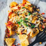 Loaded Nachos aus der Heißluftfritteuse sind eine blitzschnelle und unkomplizierte Idee für mit Käse und Toppings überbackene Tortilla Chips als Snack. Dafür werden alle Zutaten in den Airfryer geschichtet und zusammen gebacken. Anschließend kann man die Nachos mit Guacamole und Sour Cream servieren. | moeyskitchen.com