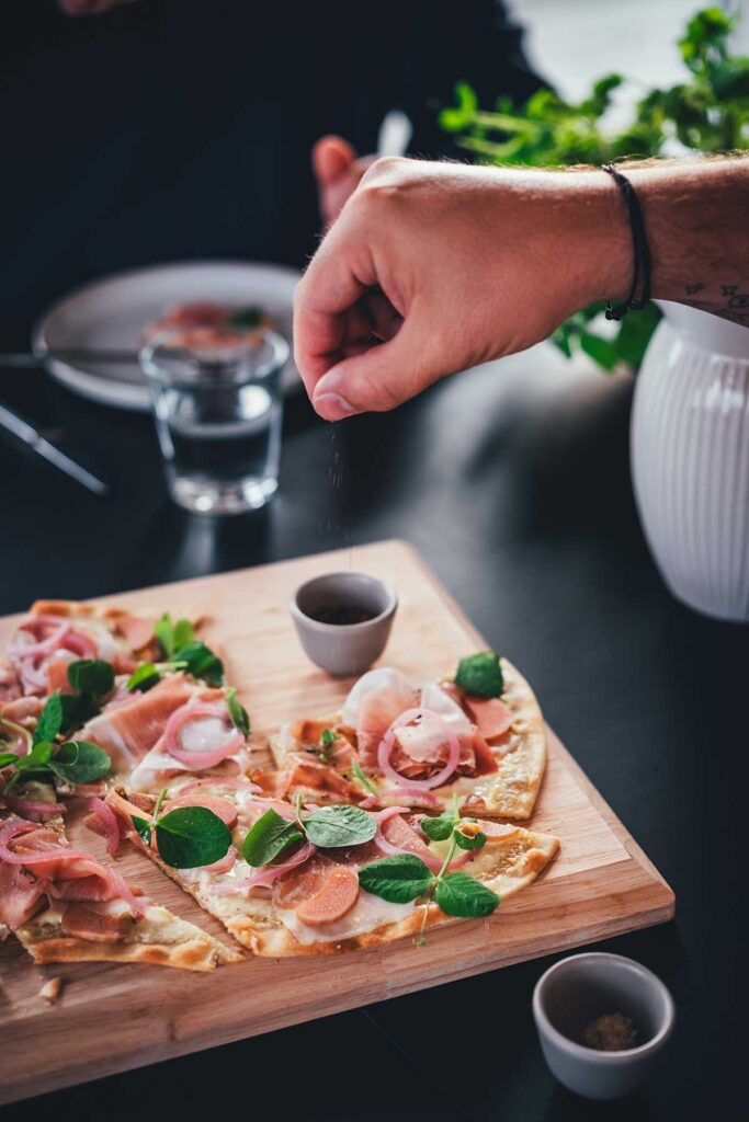 Knuspriger Flammkuchen mit Schinken und eingelegtem Gemüse - moey&amp;#39;s ...